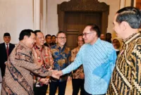 Menteri Pertahanan RI Prabowo Subianto mendampingi Presiden RI Jokowi menemui Perdana Menteri Malaysia Anwar Ibrahim. (Dok. Tim Media Prabowo Subianto) 