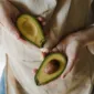 Alpukat mengandung lemak sehat, serat, dan vitamin E, alpukat dapat membantu menjaga kesehatan jantung.