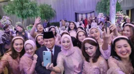 Menteri Pertahanan Prabowo Subianto diserbu pagar Ayu dinikahan anak Ketua MPR Bambang Soesatyo. (Dok. Tim Media Prabowo Subianto)