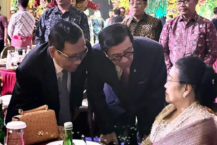 Menko Polhukam Mahfud MD bertemu dengan Ketua Umum PDI Perjuangan Megawati Soekarnoputri. (Instagram.com/@yasonna.laoly) 