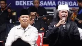 Menteri Pertahanan Prabowo Subianto bersama Budayawan Emha Ainun Nadjib atau yang akrab disapa Cak Nun. (Instagram.com/@caknundotcom)
