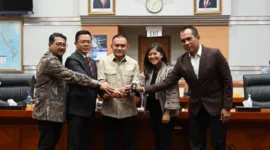 Wakil Ketua DPR RI Lodewijk F. Paulus tetapkan penggantian pimpinan Komisi I DPR RI. Pimpinan Komisi I DPR RI dari unsur Fraksi Partai Gerindra kepada Sugiono di Gedung Nusantara, DPR RI, Senayan, Jakarta. (Dok. DPR RI)