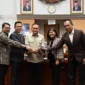 Wakil Ketua DPR RI Lodewijk F. Paulus tetapkan penggantian pimpinan Komisi I DPR RI. Pimpinan Komisi I DPR RI dari unsur Fraksi Partai Gerindra kepada Sugiono di Gedung Nusantara, DPR RI, Senayan, Jakarta. (Dok. DPR RI)