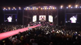 Menteri Pertahanan (Menhan) Prabowo Subianto menghadiri acara milad Ponpes Ora Aji asuhan Gus Miftah di Kalasan. (Dok. Tim Media Prabowo Subianto)