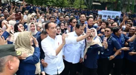 Presiden Joko Widodo selfie bersama Menteri Pertahanan Prabowo Subianto dan para karyawan PT Pindad. (Dok. Tim Media Prabowo Subianto)