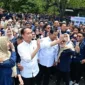 Presiden Joko Widodo selfie bersama Menteri Pertahanan Prabowo Subianto dan para karyawan PT Pindad. (Dok. Tim Media Prabowo Subianto)
