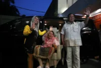 Ketua Umum Partai Gerindra Prabowo Subianto menyambut kehadiran putri almarhum Presiden keempat RI Abdurrahman Wahid atau Gus Dur, Yenny Wahid. (Dok. Tim Media Prabowo Subianto)