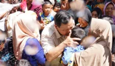 Ketua Umum Partai Gerindra Prabowo Subianto saat bersama Masyarakat. (Facbook.com/@Prabowo Subianto)