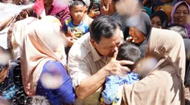 Ketua Umum Partai Gerindra Prabowo Subianto saat bersama Masyarakat. (Facbook.com/@Prabowo Subianto)