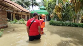 Luapan air yang merendam pemukiman warga, sedikitnya wilayah 3 RT, di Desa Bantarsari, kecamatan Bantarsari, Kabupaten Cilacap mulai surut, Sabtu (2/3/2024). (Dok. BPBD Kabupaten Cilacap)