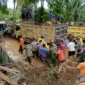 Tim Gabungan melakukan evakuasi warga yang terdampak banjir di Kabupaten Padang Pariaman, Sumatra Barat. (Dok. BPBD Kabupaten Padang Pariaman)
