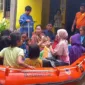 Tim Gabungan melakukan evakuasi warga yang terdampak banjir di Kabupaten Padang Pariaman, Sumatra Barat. (Dok. BPBD Kabupaten Padang Pariaman)