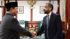 Menteri Pertahanan Republik Indonesia (Menhan RI), Prabowo Subianto menerima kunjungan kehormatan dari Duta Besar (Dubes) Amerika Serikat Untuk ASEAN, H.E. Mr. Yohannes Abrahama. (Dok. Tim Media Prabowo)
