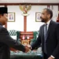 Menteri Pertahanan Republik Indonesia (Menhan RI), Prabowo Subianto menerima kunjungan kehormatan dari Duta Besar (Dubes) Amerika Serikat Untuk ASEAN, H.E. Mr. Yohannes Abrahama. (Dok. Tim Media Prabowo)