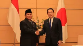 Presiden terpilih Prabowo Subianto menerima ucapan selamat secara langsung dari Perdana Menteri Jepang Fumio Kishida.(Dok. Tim Media Prabowo)