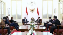 Presiden Joko Widodo menerima delegasi Apple di Istana Merdeka. (Facebook.com/@Setkab RI)
