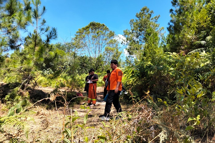 Satgas Manggala Agni Kabupaten Toba memadamkan api yang membakar tujuh hektar lahan di Desa Pagar Batu, Kecamatan Balige, Kabupaten Toba. (Dok. BPBD Kabupaten Toba)