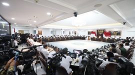 Presiden Prabowo Subianto menyampaikan pencapaian cadangan pangan nasional tertinggi dalam sejarah dalam Sidang Kabinet Paripurna. (Dok. Tim Media Prabowo)