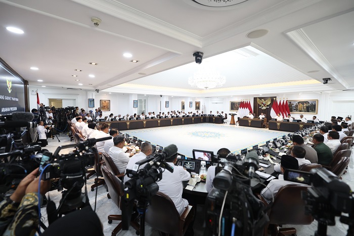 Presiden Prabowo Subianto menyampaikan pencapaian cadangan pangan nasional tertinggi dalam sejarah dalam Sidang Kabinet Paripurna. (Dok. Tim Media Prabowo)