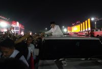 Presiden Prabowo melambaikan tangan dari atas kendaraan taktis Maung. (Dok. Tim Media Prabowo)