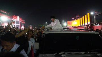 Presiden Prabowo melambaikan tangan dari atas kendaraan taktis Maung. (Dok. Tim Media Prabowo)