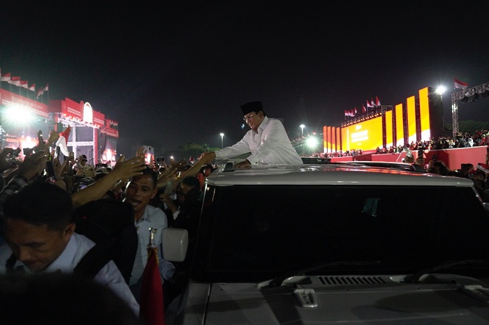 Presiden Prabowo melambaikan tangan dari atas kendaraan taktis Maung. (Dok. Tim Media Prabowo)